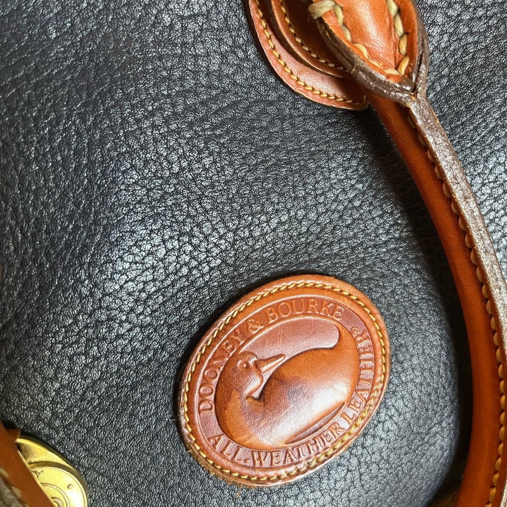 Dooney & Bourke navy blue leather handbag. - Picture 3 of 4